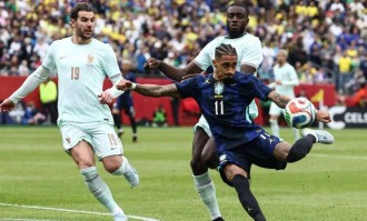 巴萨宣布拉菲尼亚膝伤将缺阵5周，战法国前已显肌肉不适引发质疑