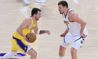 东契奇撤步后仰绝杀+三双 约基奇三双湖人加时胜掘金