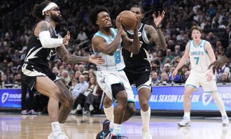 字母30+10&amp;amp;准绝杀克尼普尔26分 雄鹿险胜黄蜂