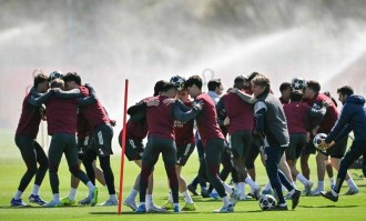 组图：阿森纳备战欧冠比赛 球员抱团顶球