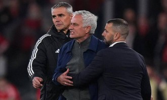 穆帅又上头条了！但这次不是因为绝杀，而是因为一场赛后言论，让他从“狂人”变成了“众矢之的”